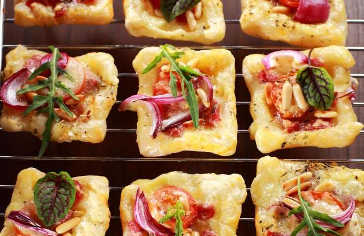 quadrati di sfoglie con cipolla pomodorini e pinoli