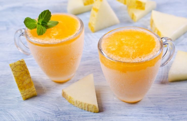 due bicchieri con sorbetto al melone