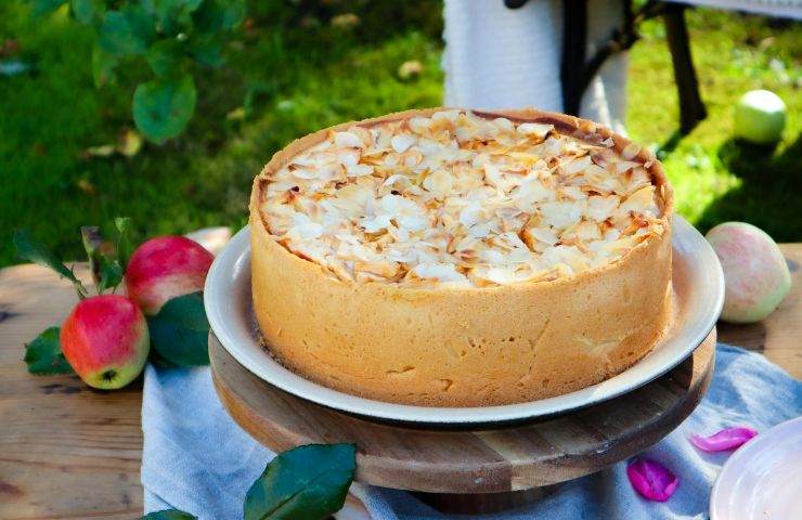 torta con scaglie di mandorle e crema