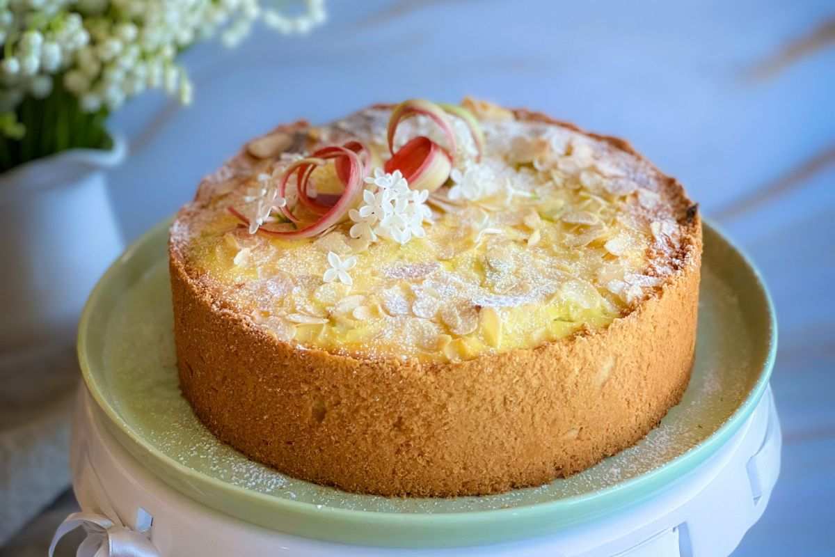 torta senza cottura con crema pasticcera e scaglie di mandorle