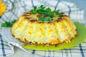 torta salata di riso su un piatto