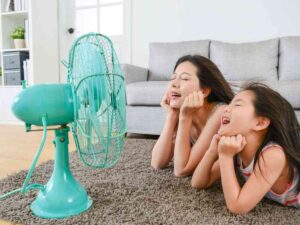 mamma e figlia davanti a ventilatore